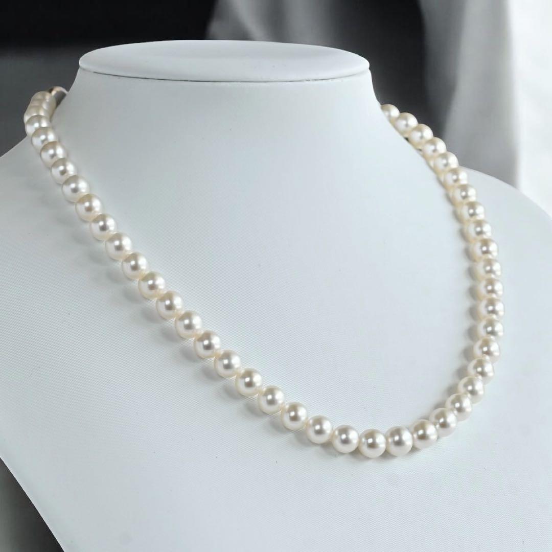 Premium flower pearl necklace with round pearls and silver clasp featuring a small diamond