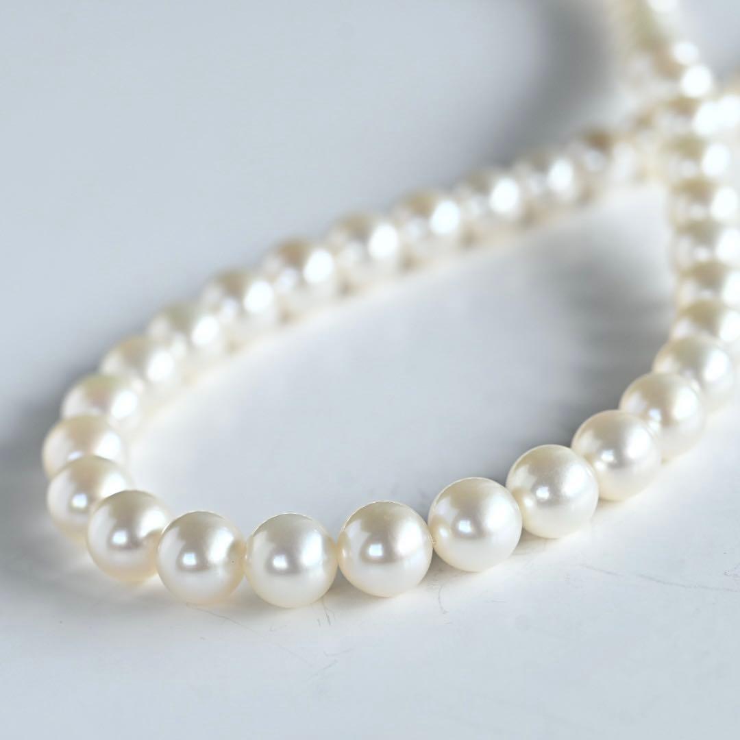 Premium flower pearl necklace with round pearls and silver clasp featuring a small diamond