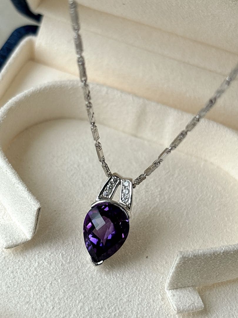 Tasaki amethyst purple gemstone diamond pendant top in white gold metal weighing 3.9 grams