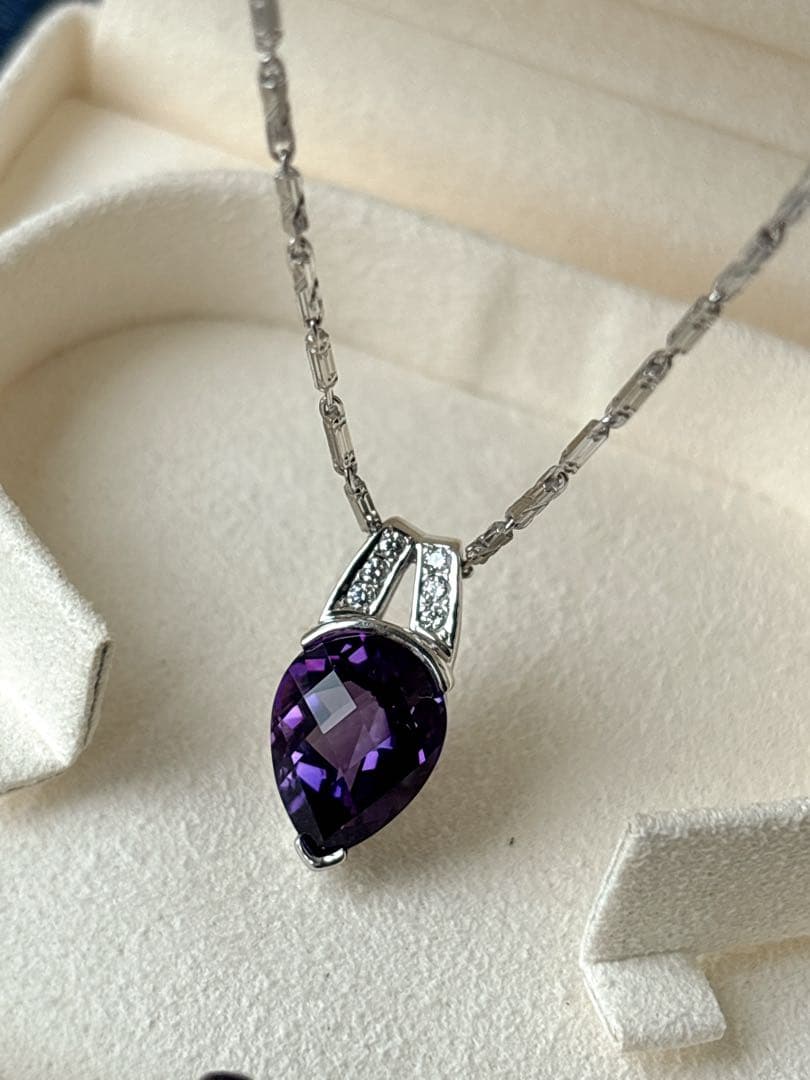 Tasaki amethyst purple gemstone diamond pendant top in white gold metal weighing 3.9 grams