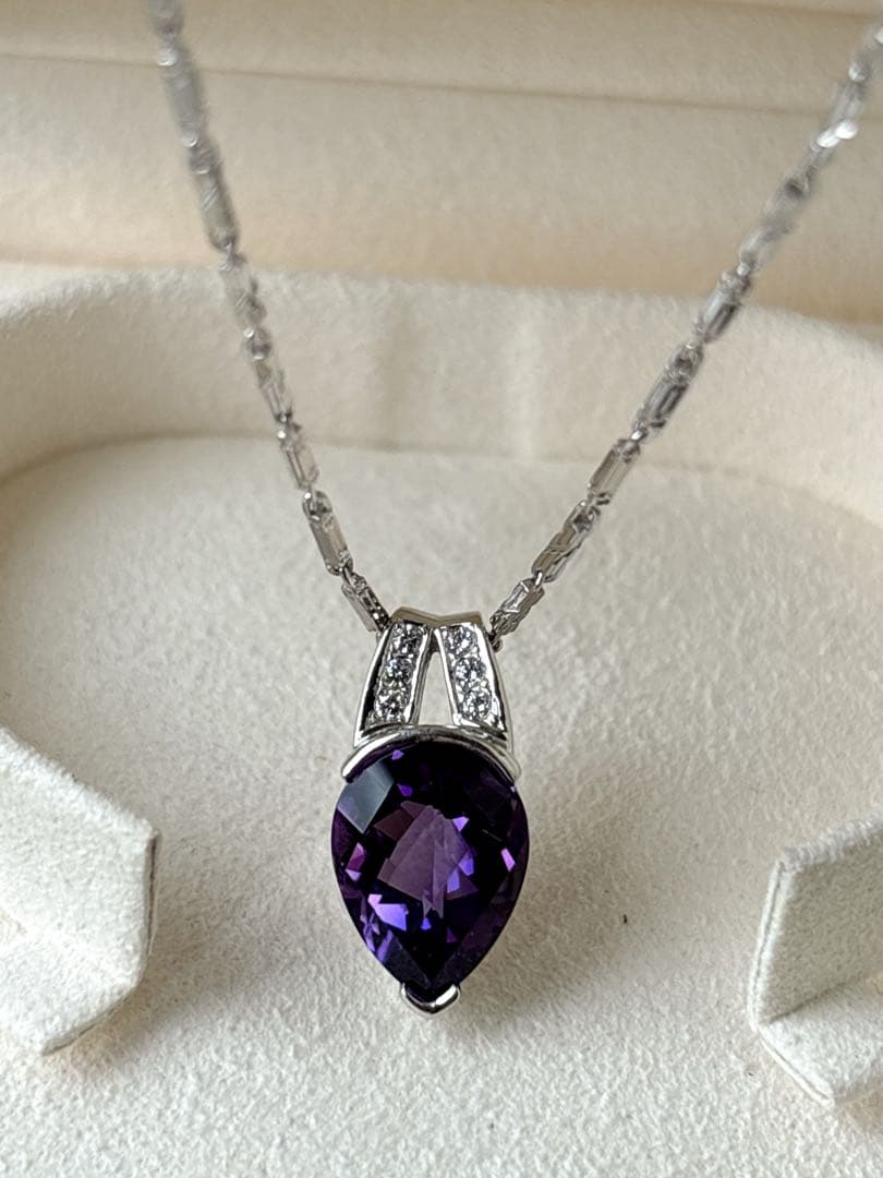 Tasaki amethyst purple gemstone diamond pendant top in white gold metal weighing 3.9 grams