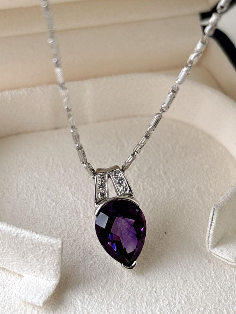 Tasaki amethyst purple gemstone diamond pendant top in white gold metal weighing 3.9 grams