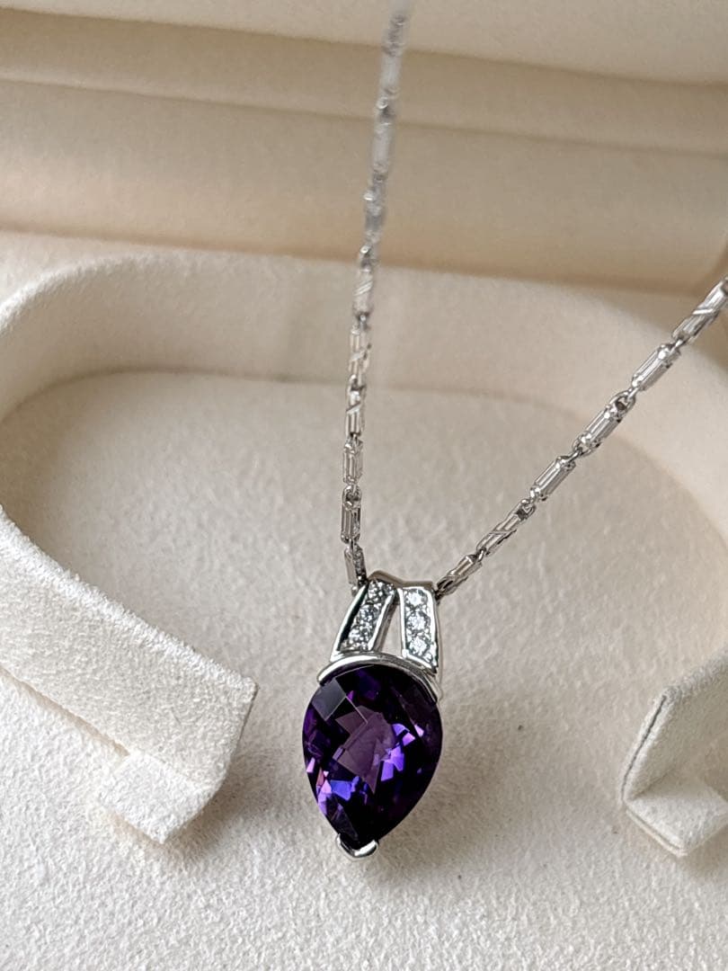 Tasaki amethyst purple gemstone diamond pendant top in white gold metal weighing 3.9 grams