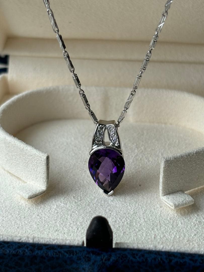 Tasaki amethyst purple gemstone diamond pendant top in white gold metal weighing 3.9 grams
