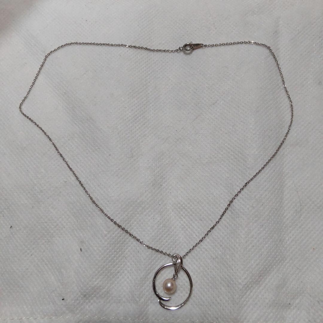 Elegant Mikimoto pearl necklace with gold chain on white background