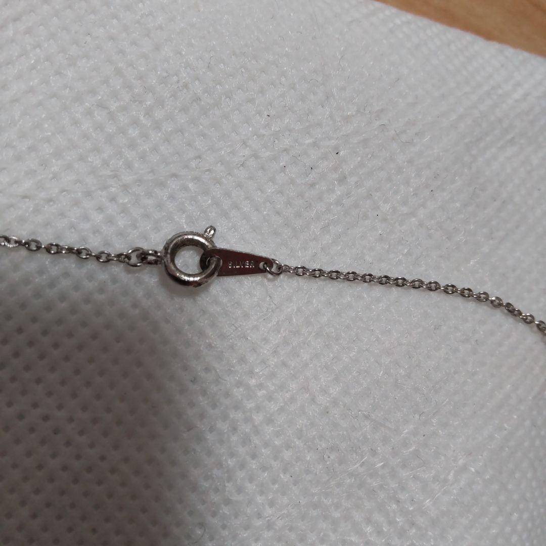 Elegant Mikimoto pearl necklace with gold chain on white background
