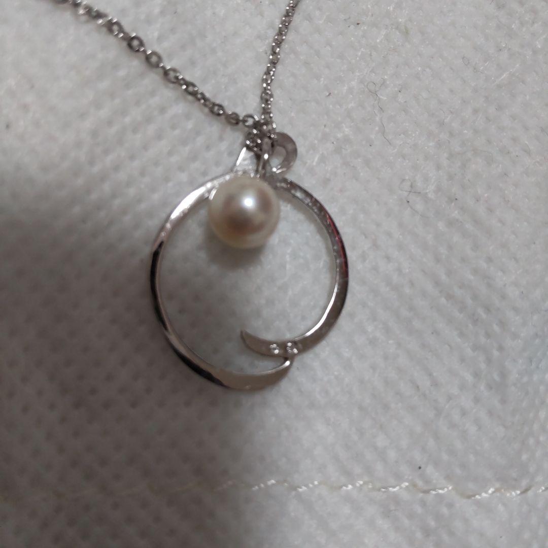 Elegant Mikimoto pearl necklace with gold chain on white background