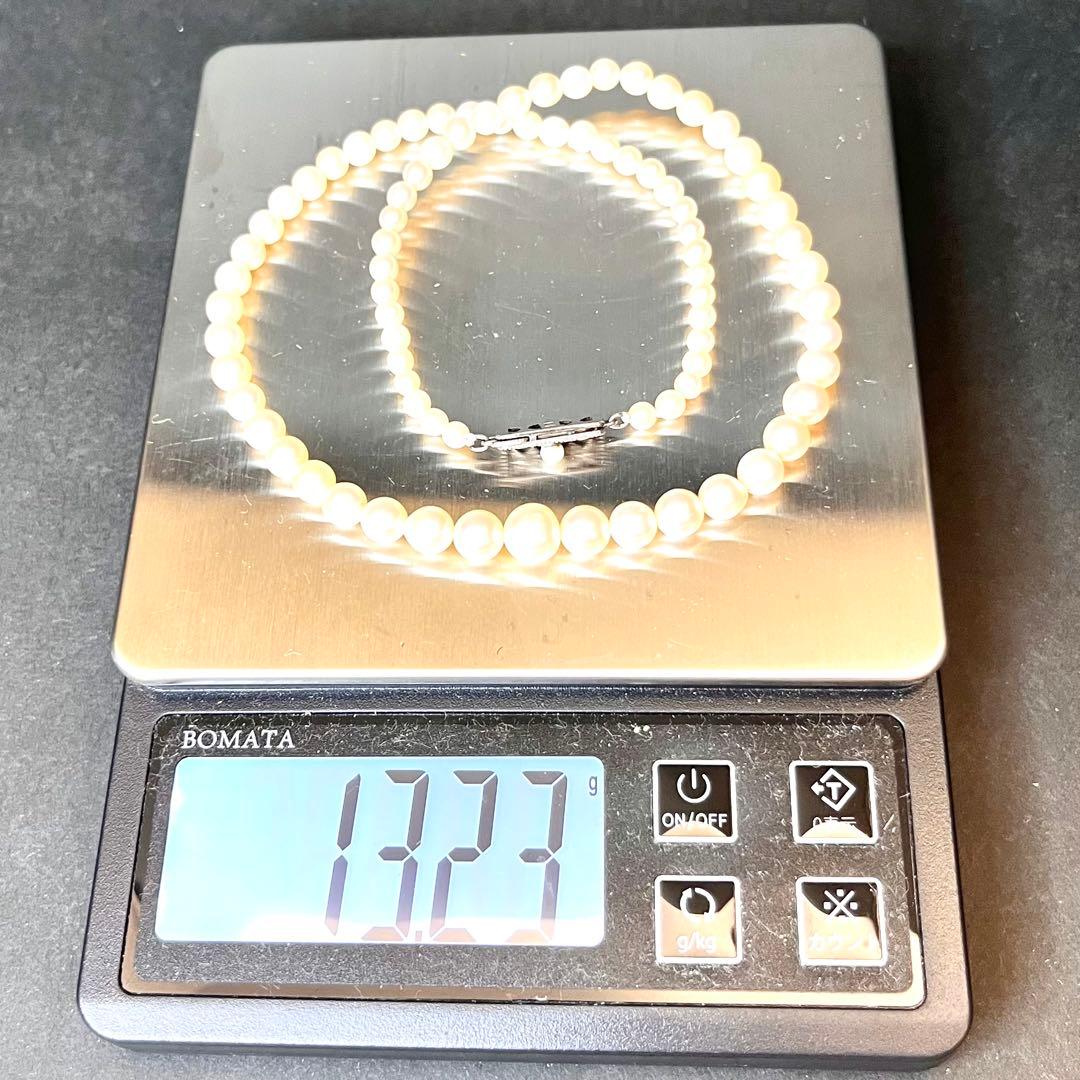 MIKIMOTO Graduation Necklace with cultured pearls and silver clasp on white background