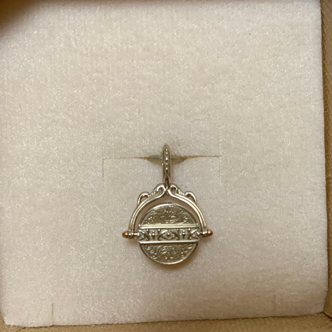 Agete 33rd anniversary charm accessory with intricate design, shown on a white background