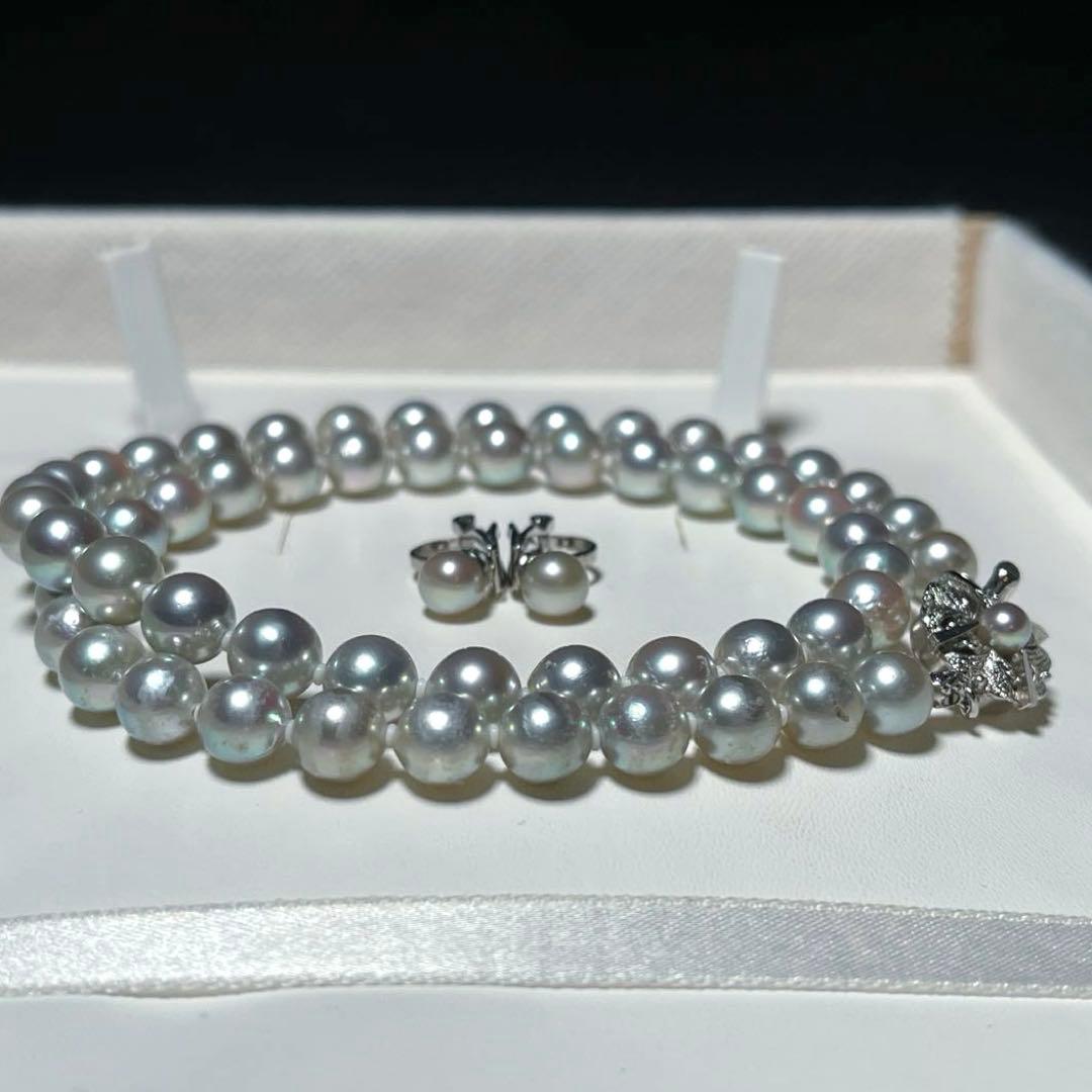Akoya pearl necklace and earring set with round 7.0-7.4mm pearls on silver metal in green tone, necklace length 46.5 cm