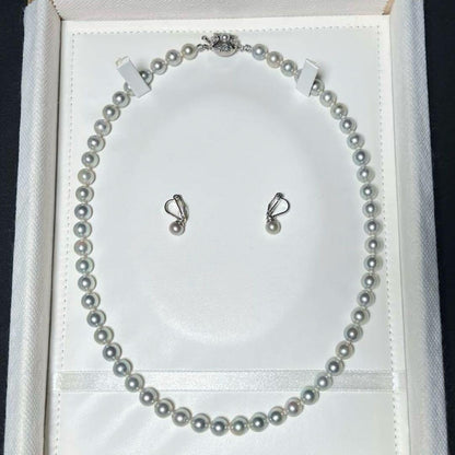 Akoya pearl necklace and earring set with round 7.0-7.4mm pearls on silver metal in green tone, necklace length 46.5 cm