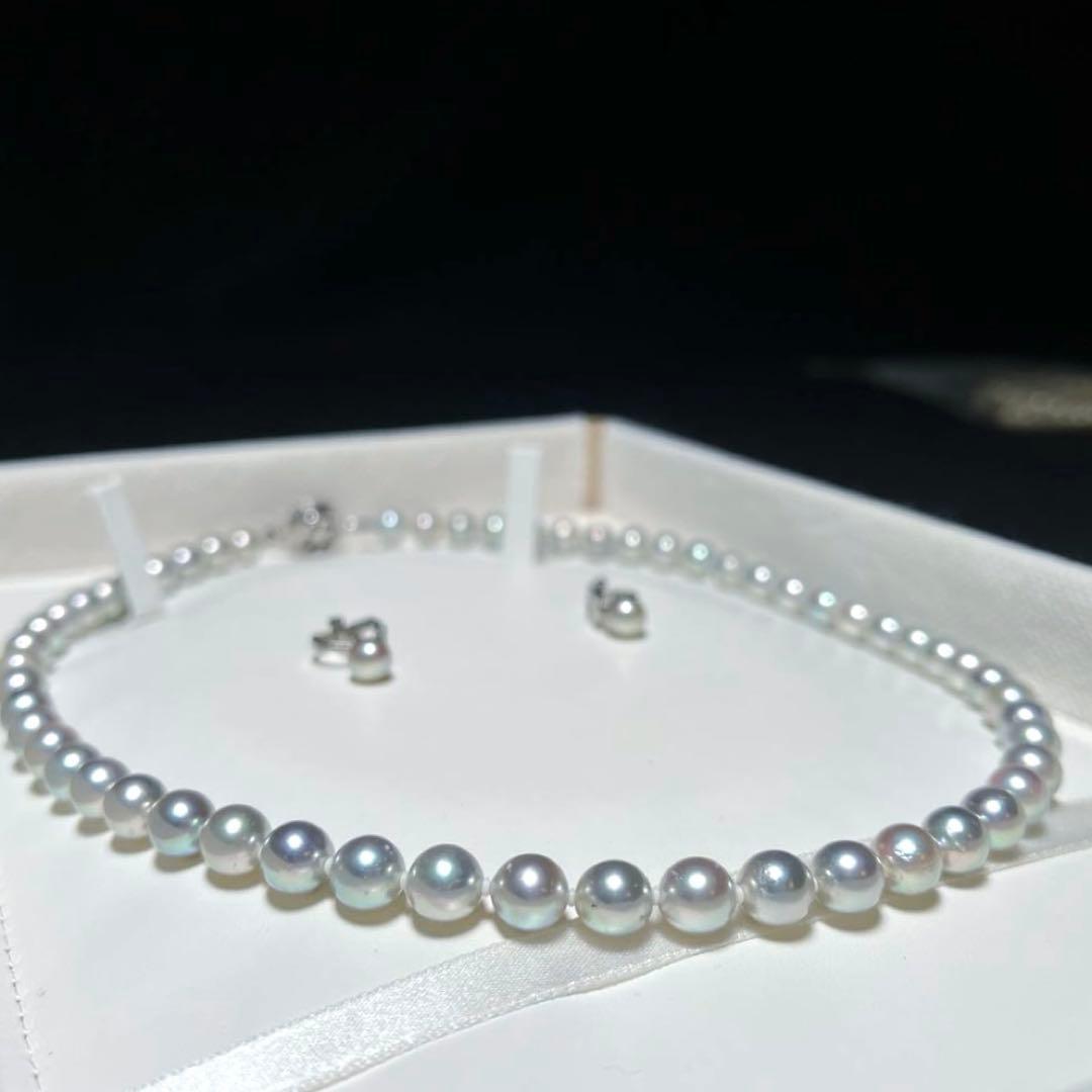 Akoya pearl necklace and earring set with round 7.0-7.4mm pearls on silver metal in green tone, necklace length 46.5 cm