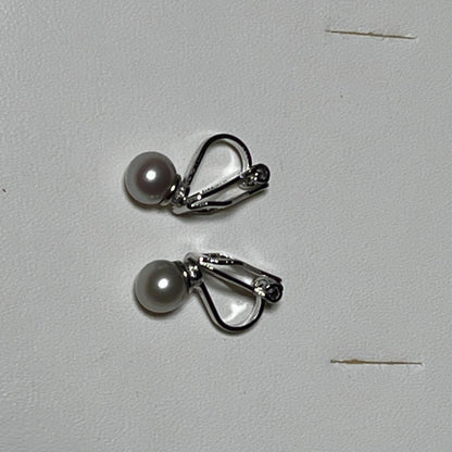 Akoya pearl necklace and earring set with round 7.0-7.4mm pearls on silver metal in green tone, necklace length 46.5 cm