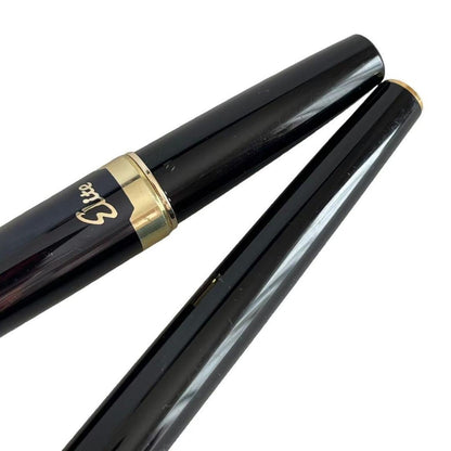 Two PILOT Blite Bright Black fountain pens, writing instruments with black bodies, one 13 cm and one 11.5 cm long