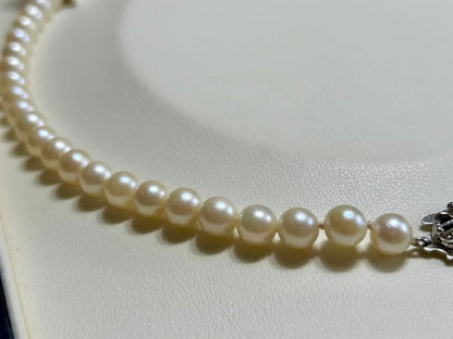 Akoya pearl necklace with 6-6.5mm pearls, 42cm length, silver clasp, slight looseness in string
