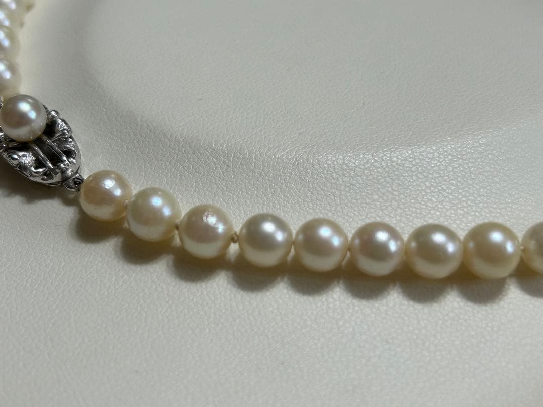 Akoya pearl necklace with 6-6.5mm pearls, 42cm length, silver clasp, slight looseness in string