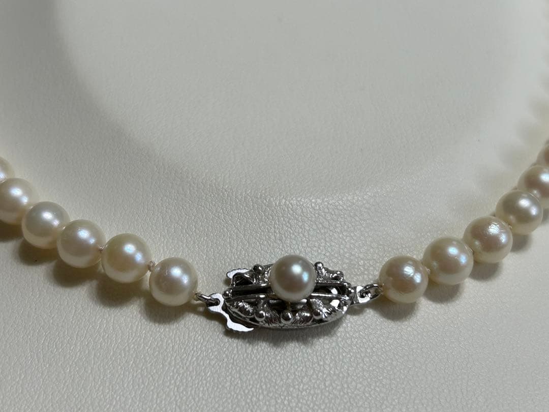 Akoya pearl necklace with 6-6.5mm pearls, 42cm length, silver clasp, slight looseness in string