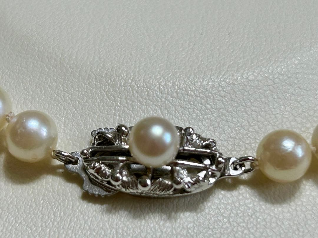 Akoya pearl necklace with 6-6.5mm pearls, 42cm length, silver clasp, slight looseness in string