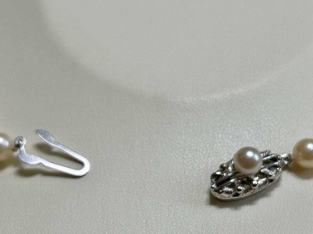 Akoya pearl necklace with 6-6.5mm pearls, 42cm length, silver clasp, slight looseness in string
