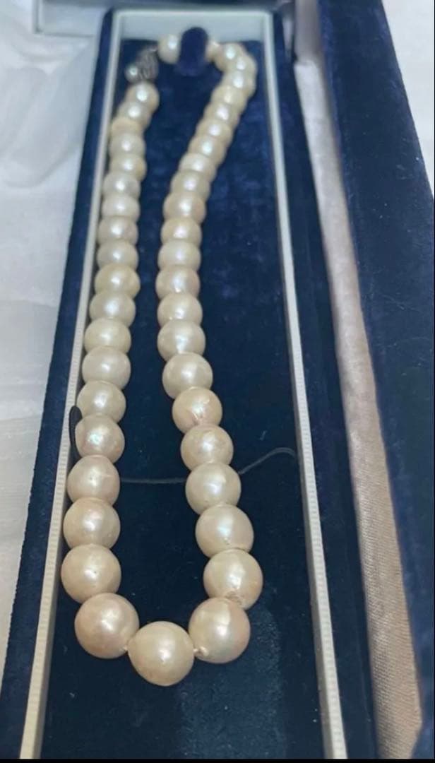 Vintage Akoya pearl necklace with 7.5mm semi-baroque cream-white pearls and silver clasp, 38cm length choker