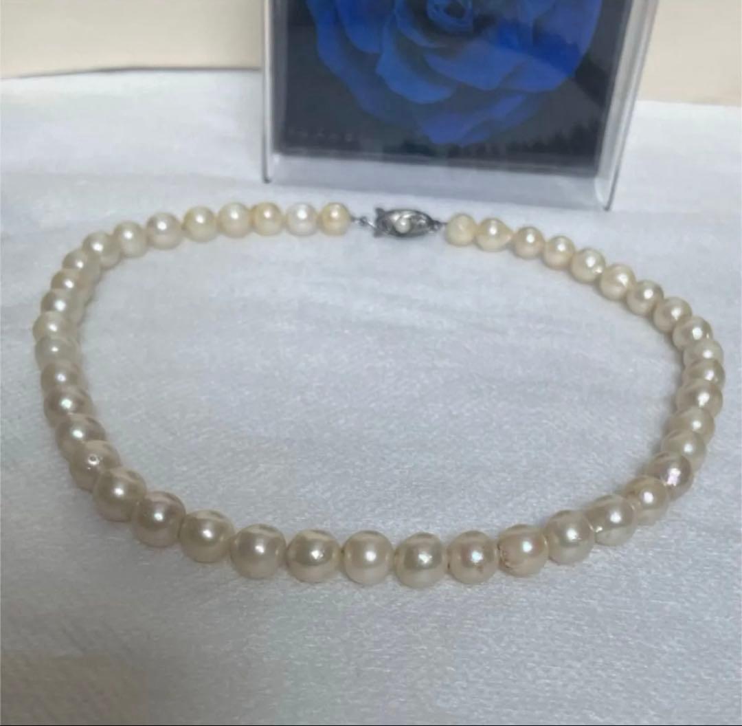 Vintage Akoya pearl necklace with 7.5mm semi-baroque cream-white pearls and silver clasp, 38cm length choker