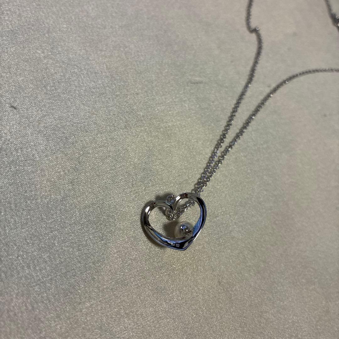 Mikimoto silver necklace featuring a 6.5mm pearl set in a heart-shaped motif pendant on a 40cm chain