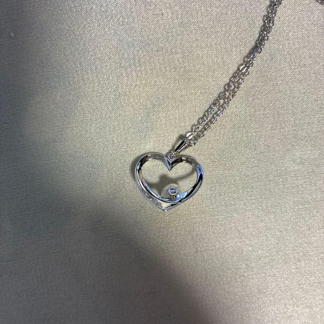 Mikimoto silver necklace featuring a 6.5mm pearl set in a heart-shaped motif pendant on a 40cm chain