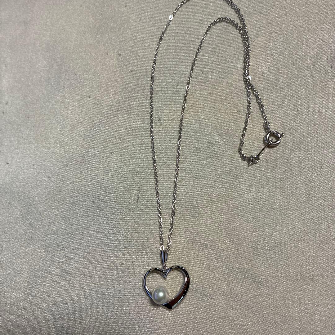 Mikimoto silver necklace featuring a 6.5mm pearl set in a heart-shaped motif pendant on a 40cm chain