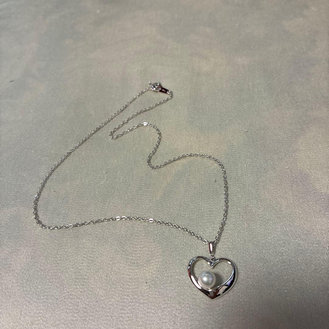 Mikimoto silver necklace featuring a 6.5mm pearl set in a heart-shaped motif pendant on a 40cm chain