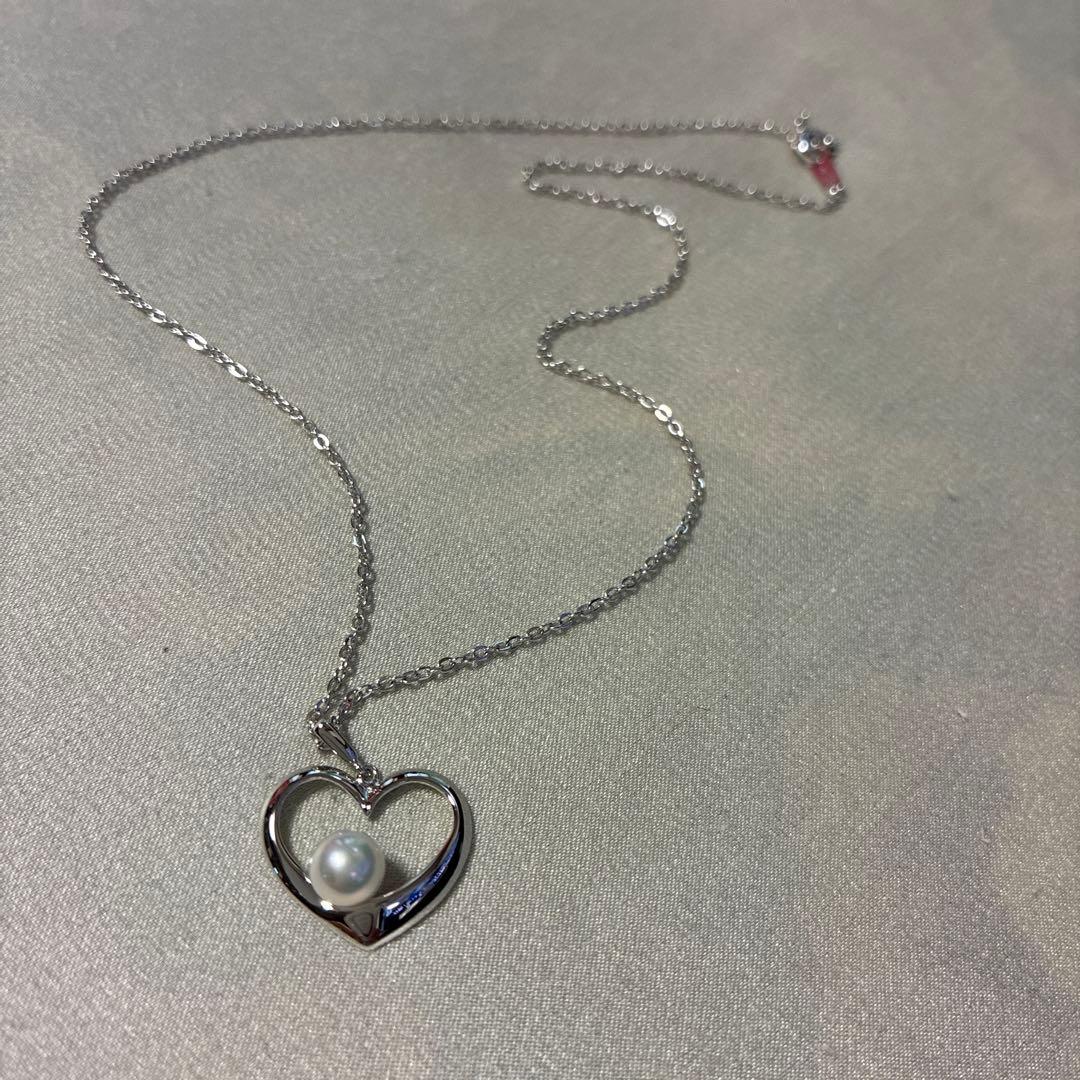 Mikimoto silver necklace featuring a 6.5mm pearl set in a heart-shaped motif pendant on a 40cm chain