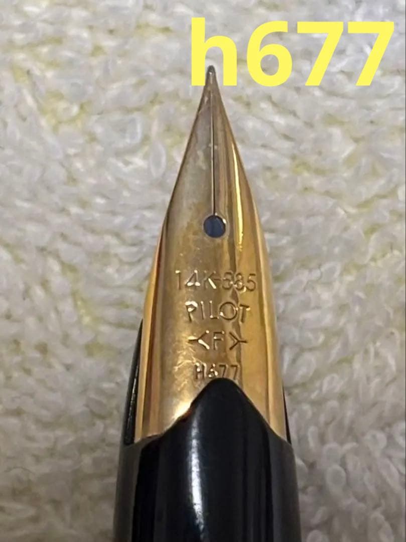 Black Pilot 14k Elite Short fountain pen with fine tip and gold material