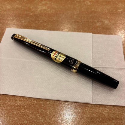 Black Pilot 14k Elite Short fountain pen with fine tip and gold material