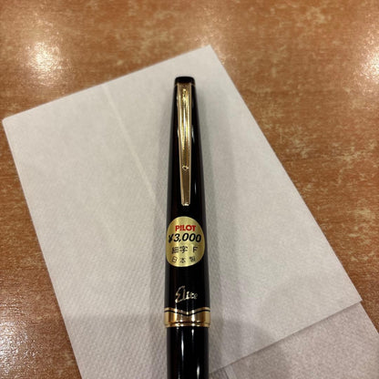 Black Pilot 14k Elite Short fountain pen with fine tip and gold material