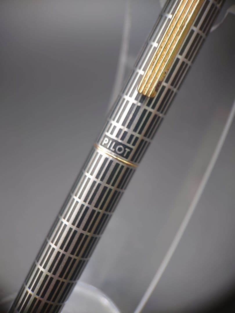 Pilot fountain pen with lattice pattern stripe engraving and 14K fine point nib