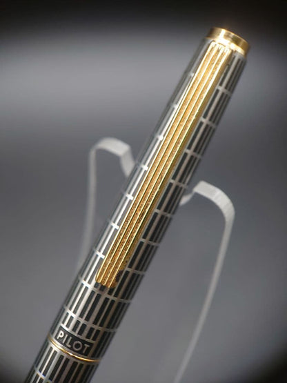 Pilot fountain pen with lattice pattern stripe engraving and 14K fine point nib
