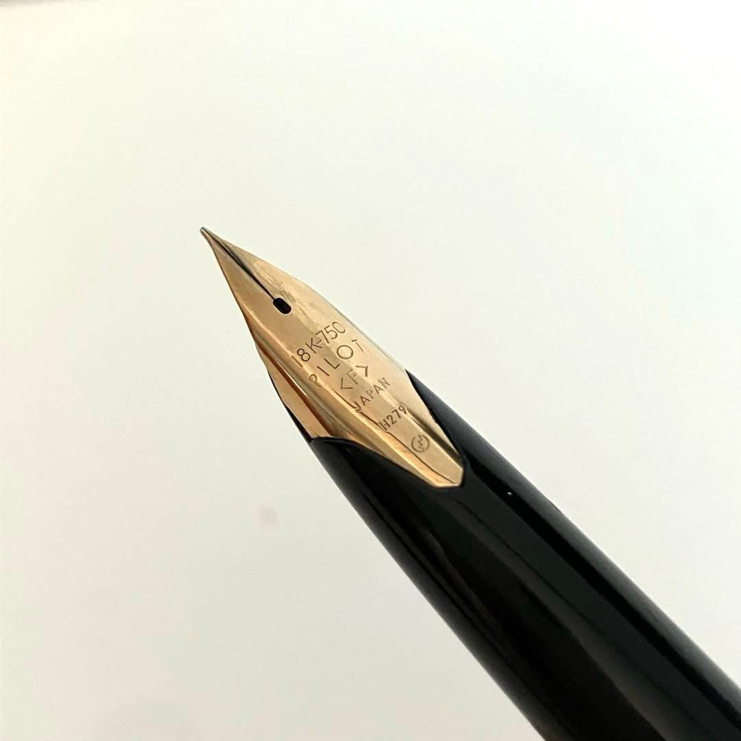 PILOT Elite fountain pen with polished black body and 18K 750 gold nib close-up