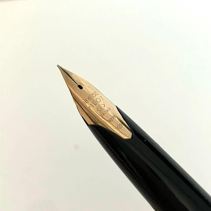 PILOT Elite fountain pen with polished black body and 18K 750 gold nib close-up