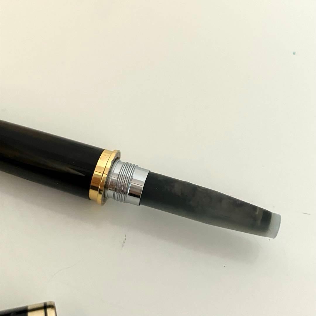 PILOT Elite fountain pen with polished black body and 18K 750 gold nib close-up