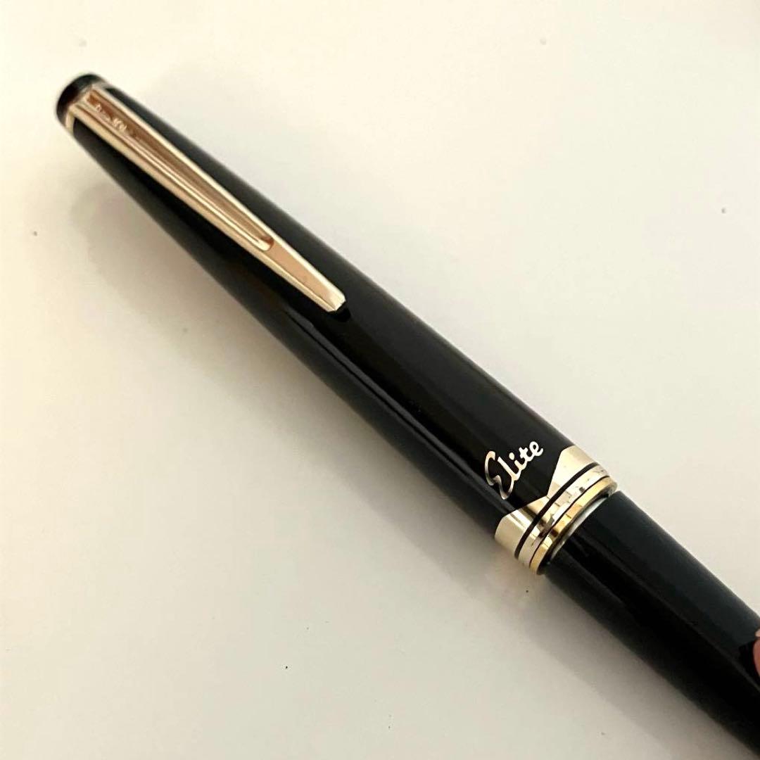 PILOT Elite fountain pen with polished black body and 18K 750 gold nib close-up
