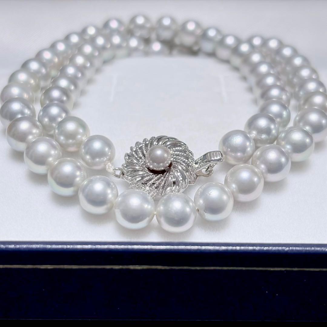 Akoya pearl necklace with 6.9-7.5mm light gray pearls and silver clasp on a white background