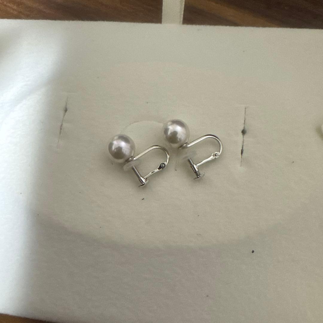 PLUSTER Akoya cultured pearl necklace with 8-8.5mm pearls and matching K14 white gold earrings on white background