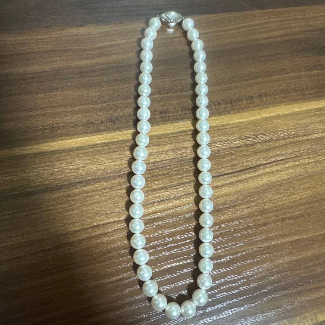 PLUSTER Akoya cultured pearl necklace with 8-8.5mm pearls and matching K14 white gold earrings on white background