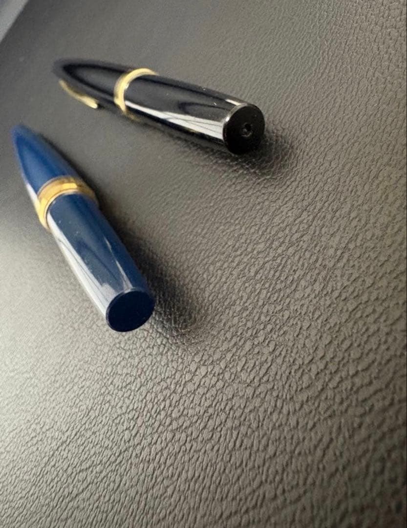 Pilot 2-Piece Fountain Pen Set k18 featuring black and blue fountain pens with fine tips