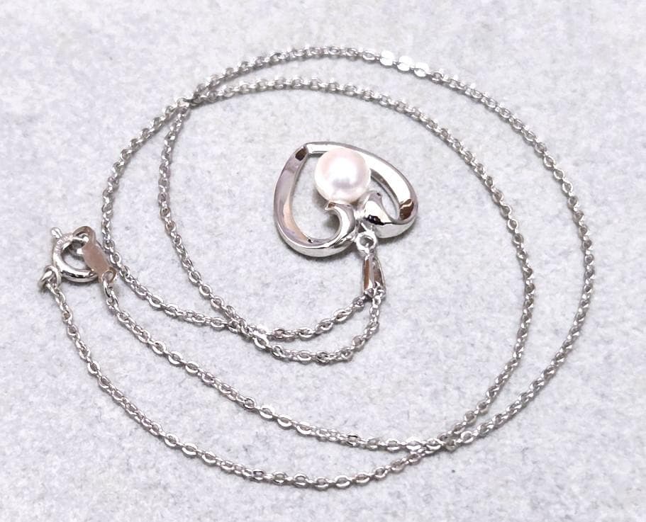 MIKIMOTO pearl silver necklace measuring about 40.5 cm with a box displayed