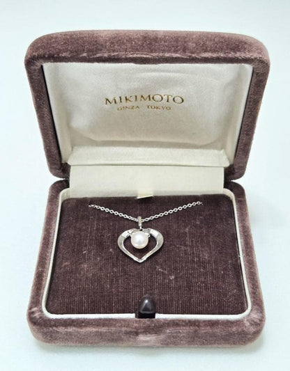 MIKIMOTO pearl silver necklace measuring about 40.5 cm with a box displayed