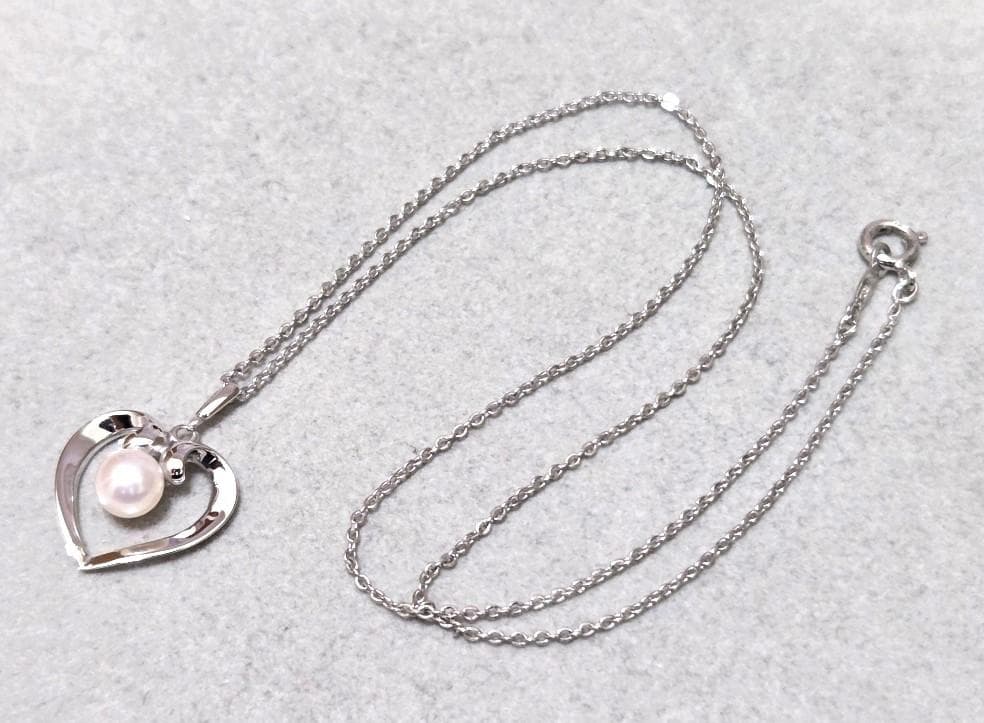 MIKIMOTO pearl silver necklace measuring about 40.5 cm with a box displayed