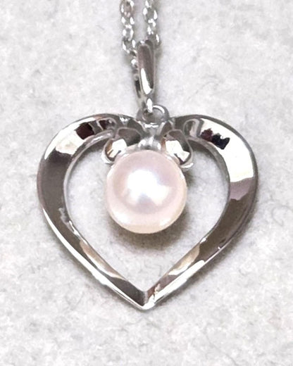MIKIMOTO pearl silver necklace measuring about 40.5 cm with a box displayed