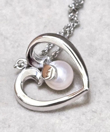 MIKIMOTO pearl silver necklace measuring about 40.5 cm with a box displayed