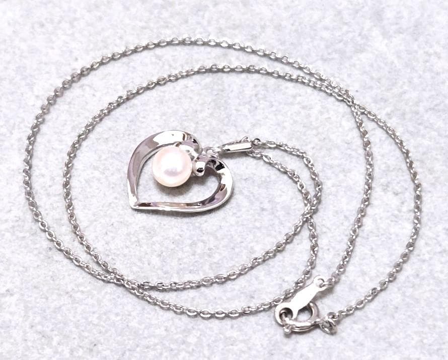 MIKIMOTO pearl silver necklace measuring about 40.5 cm with a box displayed
