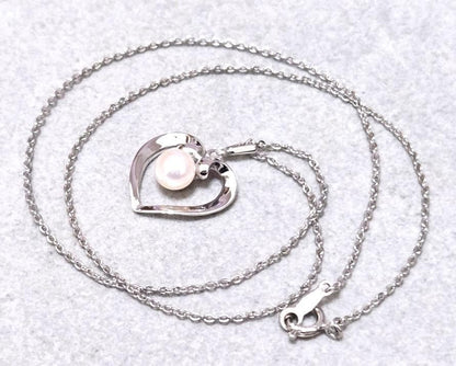 MIKIMOTO pearl silver necklace measuring about 40.5 cm with a box displayed